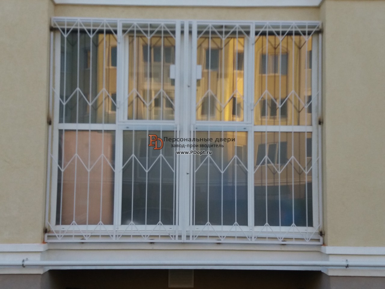 Решетка на балкон с панорамными окнами фото