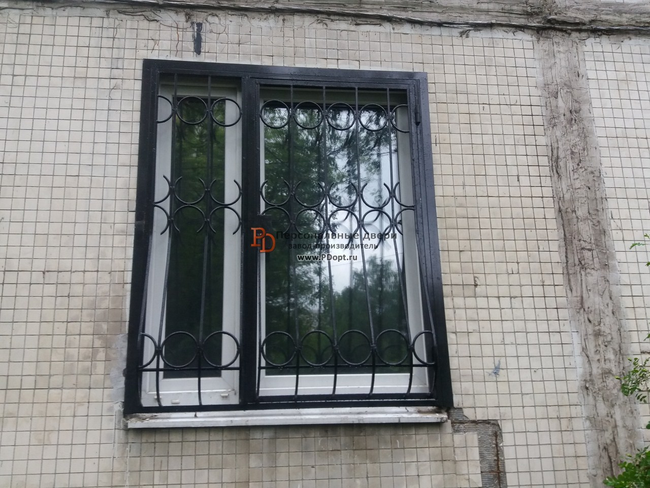 Решетка на окно типичной московской квартиры